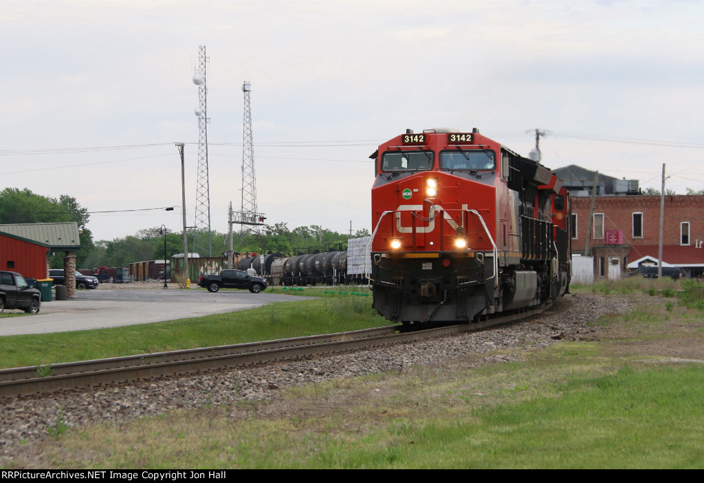 CN 3142 rolls through the sweeping curve leading M397 west